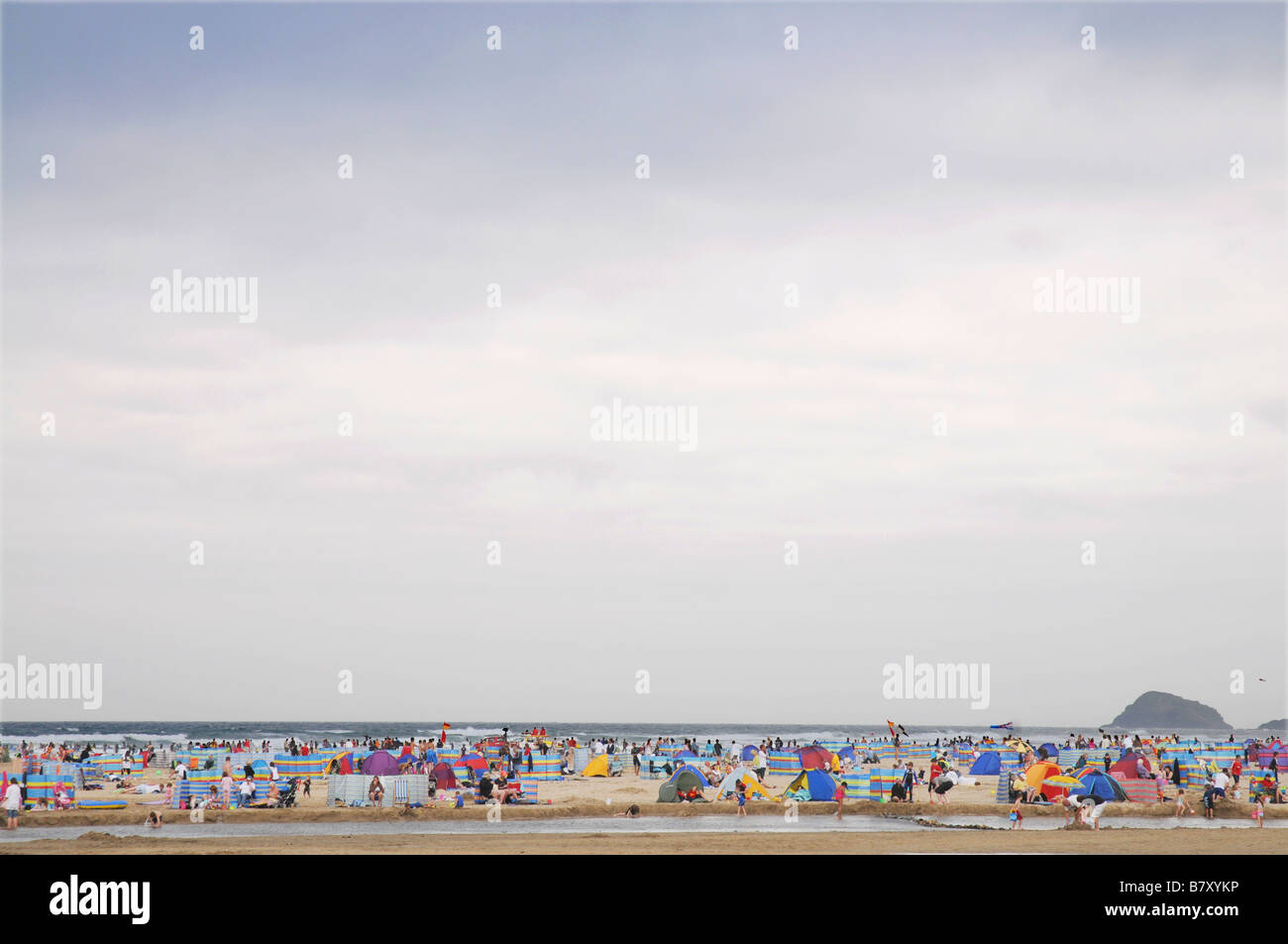 Ein bedeckter Sommertag am Strand von Perranporth, Cornwall, UK Stockfoto