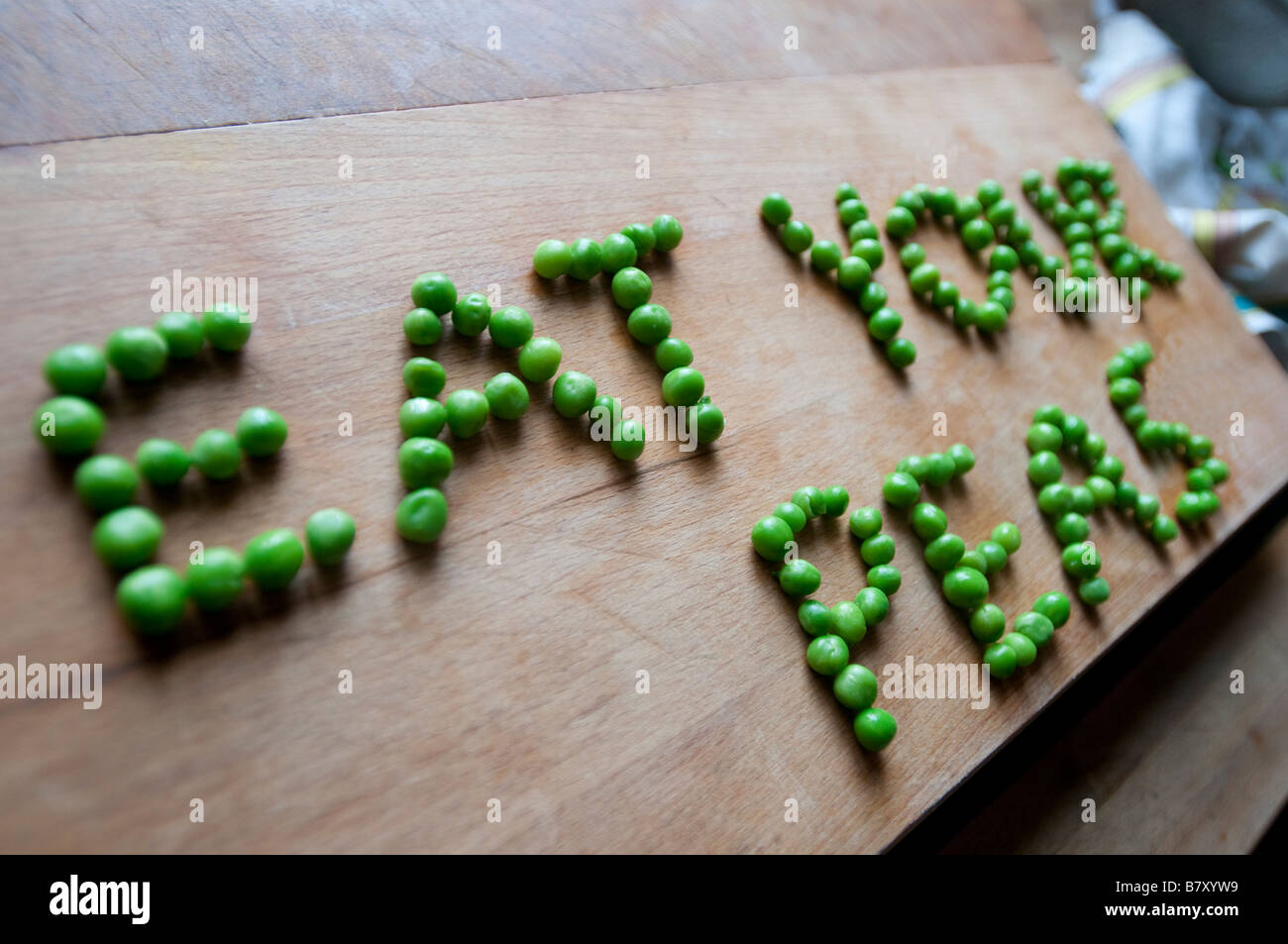 Essen Sie Ihre Erbsen Erbsen auf einem Hackstock ausgeschrieben Stockfoto