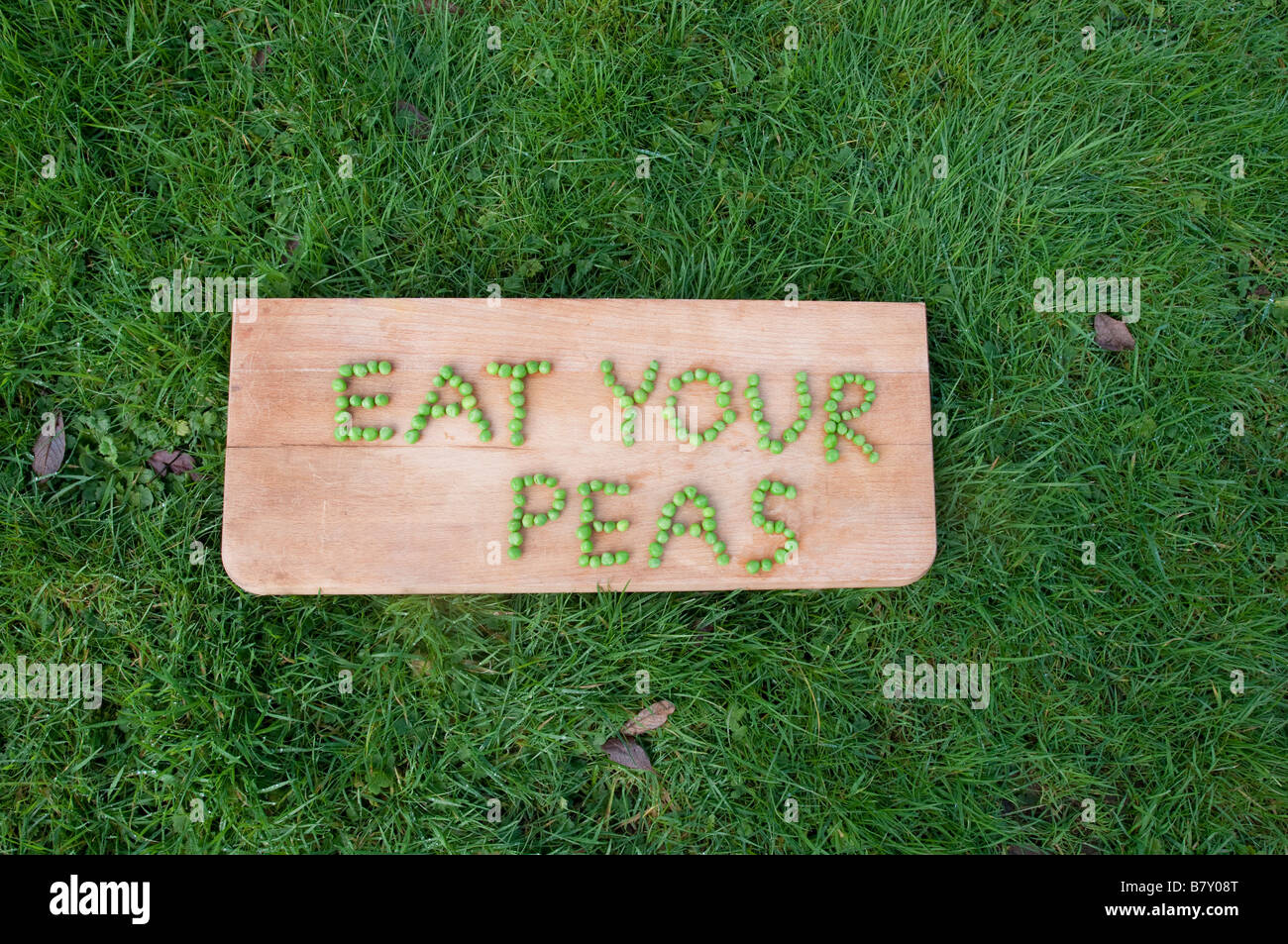 Essen Sie Ihre Erbsen Erbsen auf einem Hackstock ausgeschrieben Stockfoto
