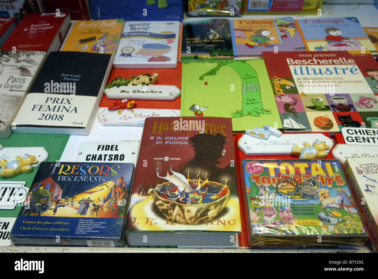 Harry Potter und der Feuerkelch in italienischer und französischer Sprachlehrbücher im Fenster der Librairie de France Stockfoto