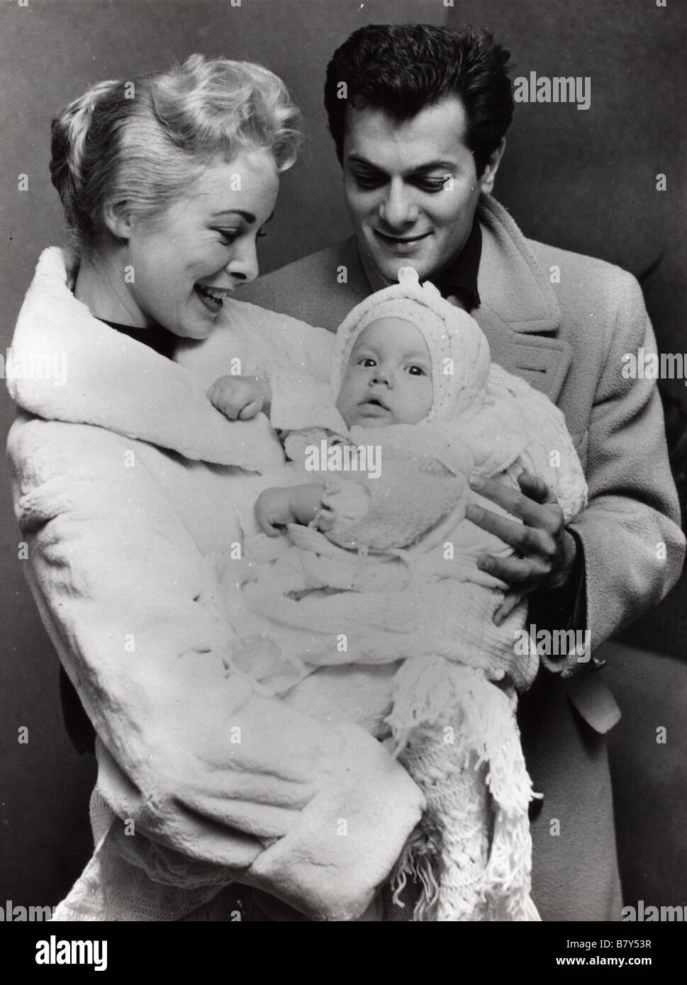 Janet Leigh und Tony Curtis mit ihrer Tochter Jamie Lee. November 1958 Stockfoto