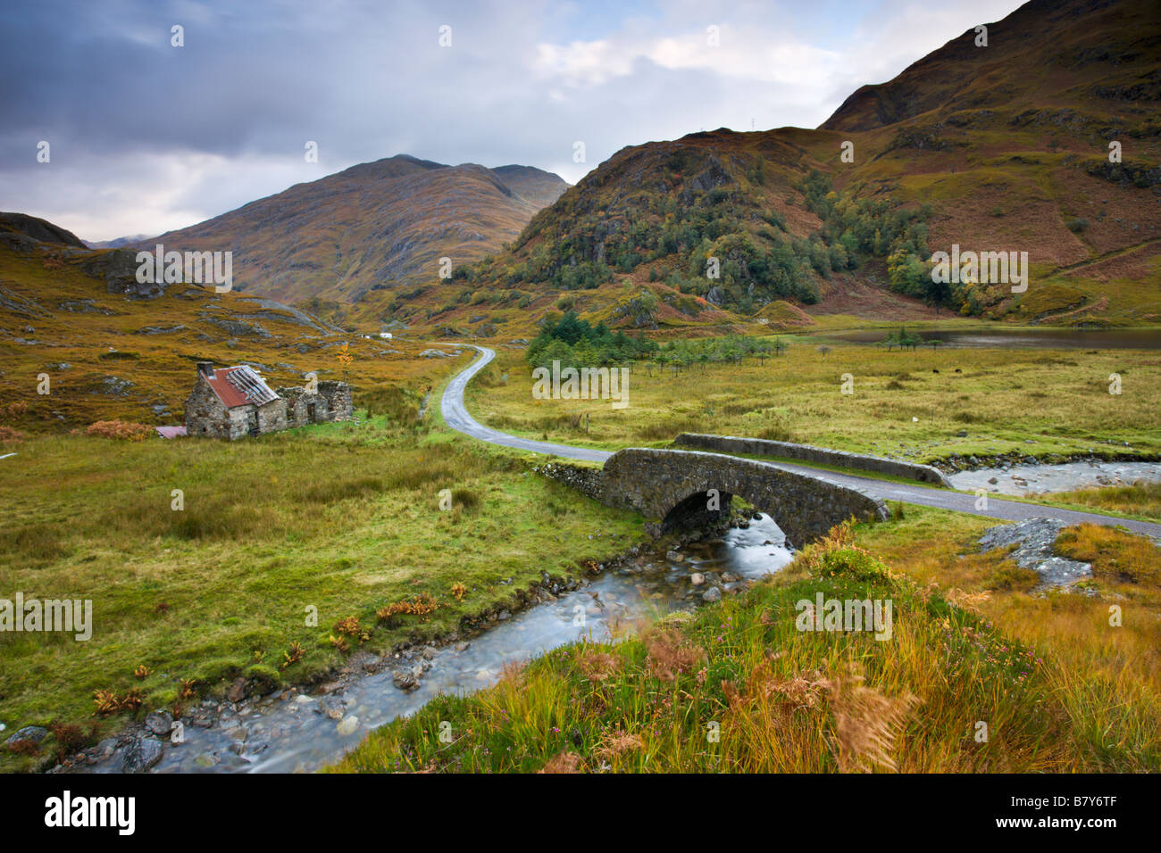 Verlassene Hütte in der Nähe von Kinloch Hourn in den schottischen Highlands-Schottland Stockfoto