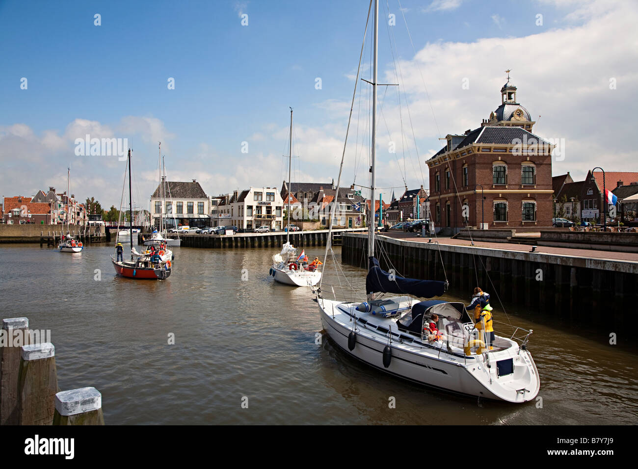 Yachten, die Eingabe Hafen Harlingen Friesland Niederlande Stockfoto