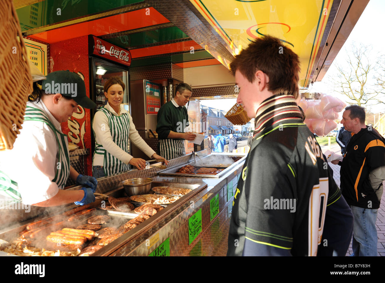Fußball-Fans Schlange stehen für einen Burger vor dem Spiel bei Molineux Stockfoto