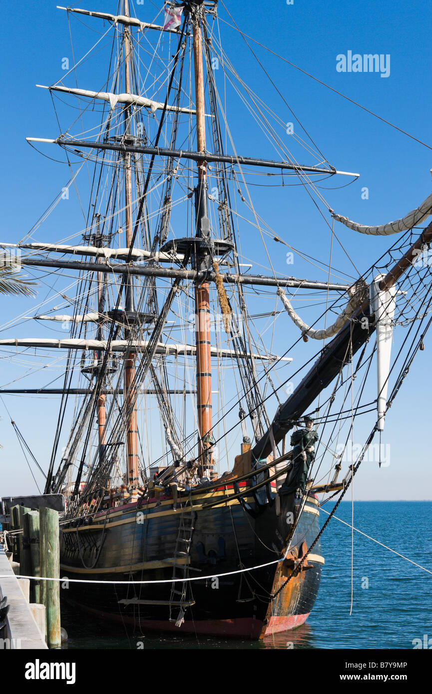 HMS Bounty (Baujahr 1960 für den MGM-Film Meuterei auf der Bounty) festgemacht an St.Petersburg Pier, St. Petersburg, Florida, USA Stockfoto