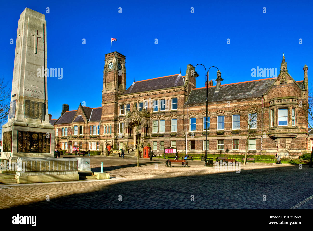 Victoria Square in St.Helens Merseyside mit dem Rathaus und dem Ehrenmal. Stockfoto