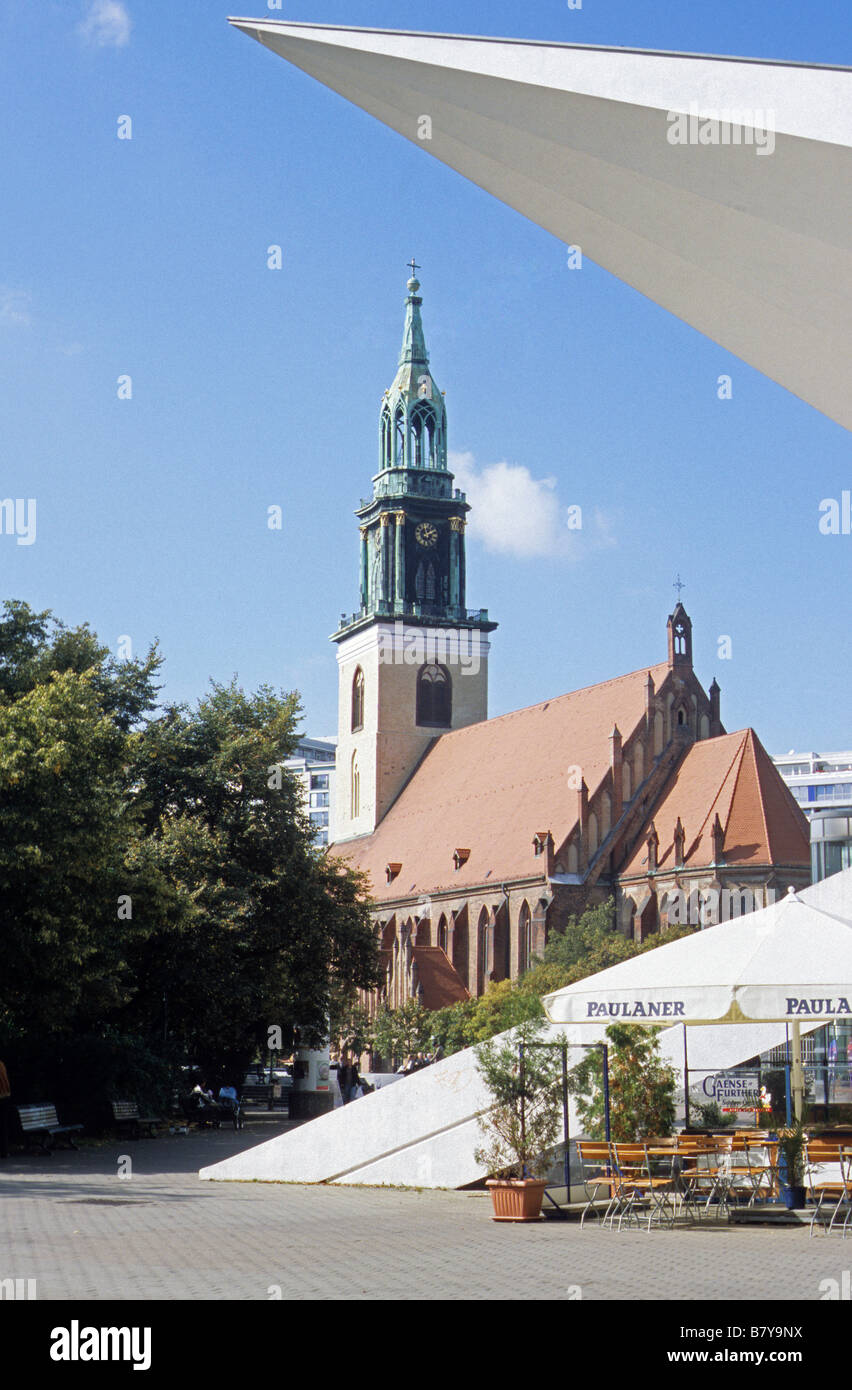 Berlin, die Marienkirche, eingerahmt von den Eingangsstufen und Baldachin von Fersehturm, Fernsehturm. Stockfoto