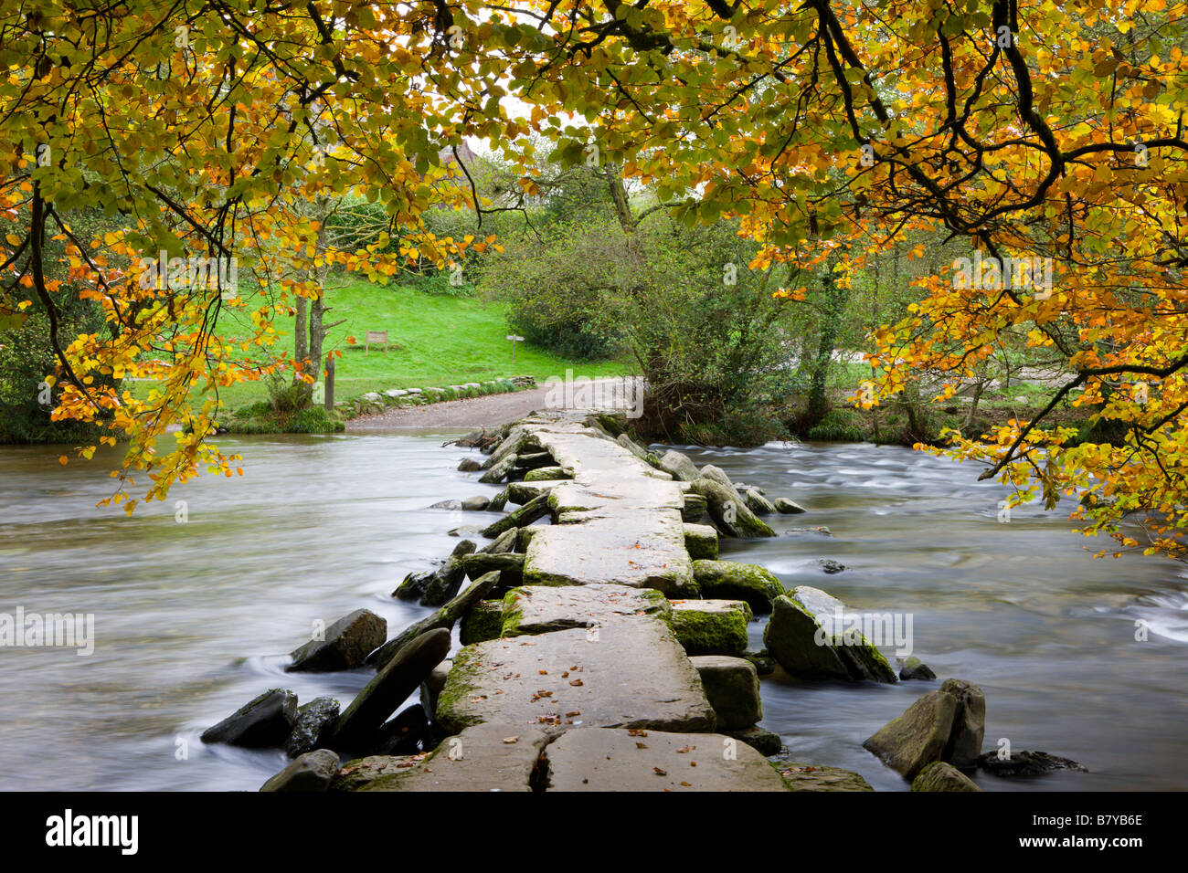 Tarr Steps Klöppel Brücke über Fluß Barle, Exmoor, Somerset, England Stockfoto