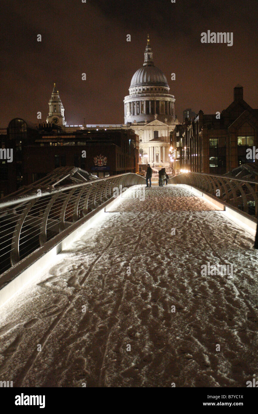 Schnee auf Millennium Bridge, St. Paul Kathedrale, London im Vorfeld Stockfoto