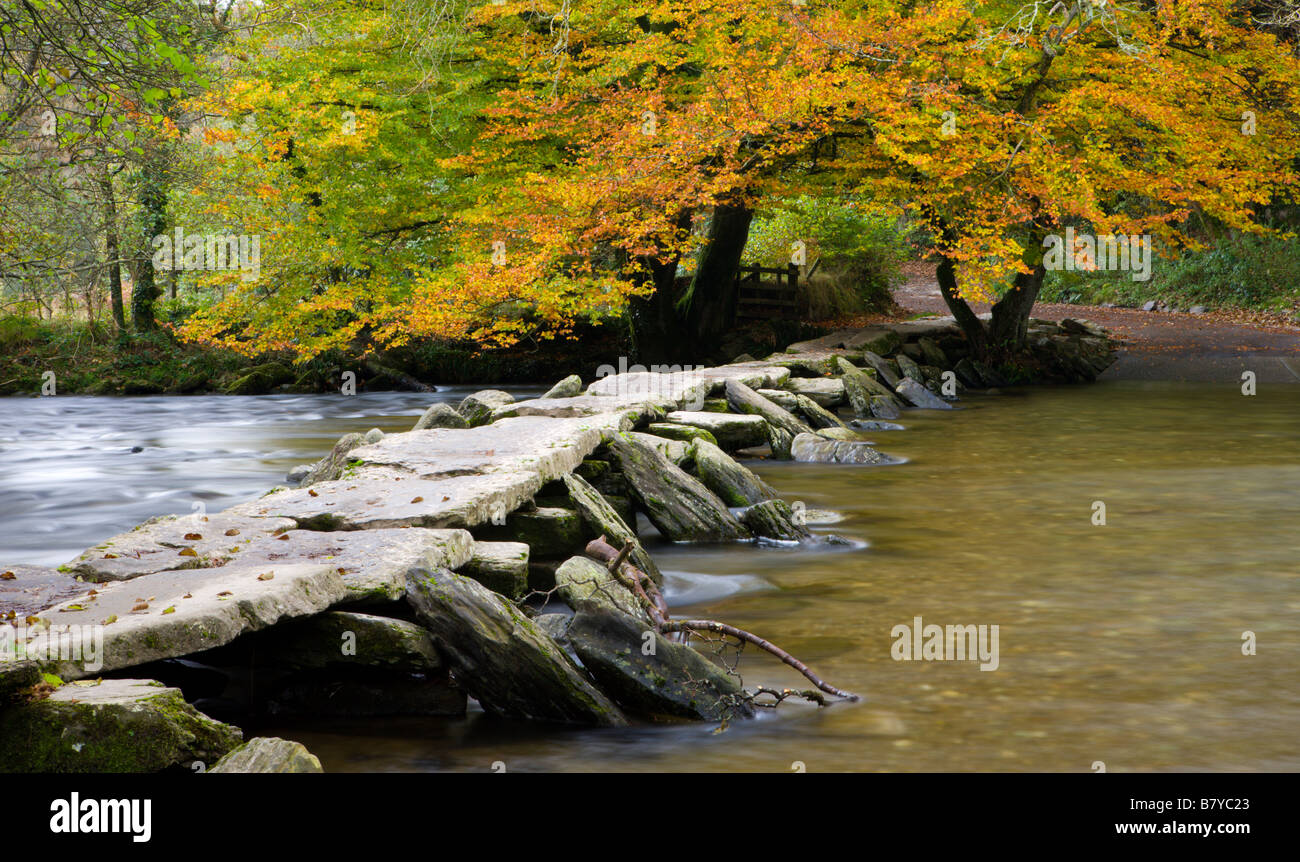 Tarr Steps Klöppel Brücke mit Herbstlaub neben dem Fluß Barle Exmoor Nationalpark Somerset England Stockfoto
