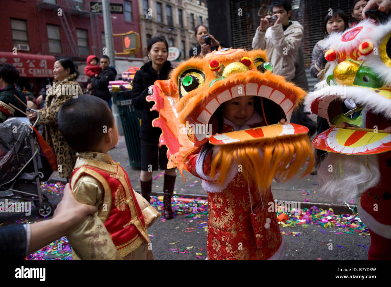 Kind Drachen Tänzer während Chinese New Year in Chinatown New York City Stockfoto