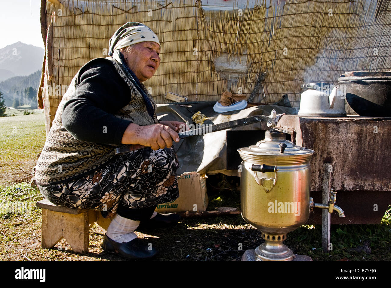 Frau häusliche Aufgaben außerhalb ihrer Jurte in der Nähe von Karakol Kirgisistan Stockfoto