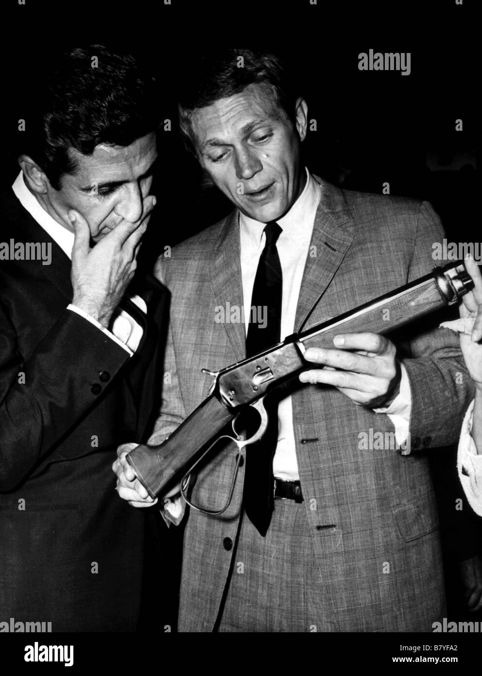 Gilbert Bécaud, Steve McQueen das Winchester 44/40, das durch die Figur des Josh Randall in der Fernsehserie "Wanted, Dead or Alive" berühmt wurde, wurde in einer Charity-Auktion in Paris verkauft und von dem berühmten französischen Sänger Gilbert Becaud erworben. Stockfoto