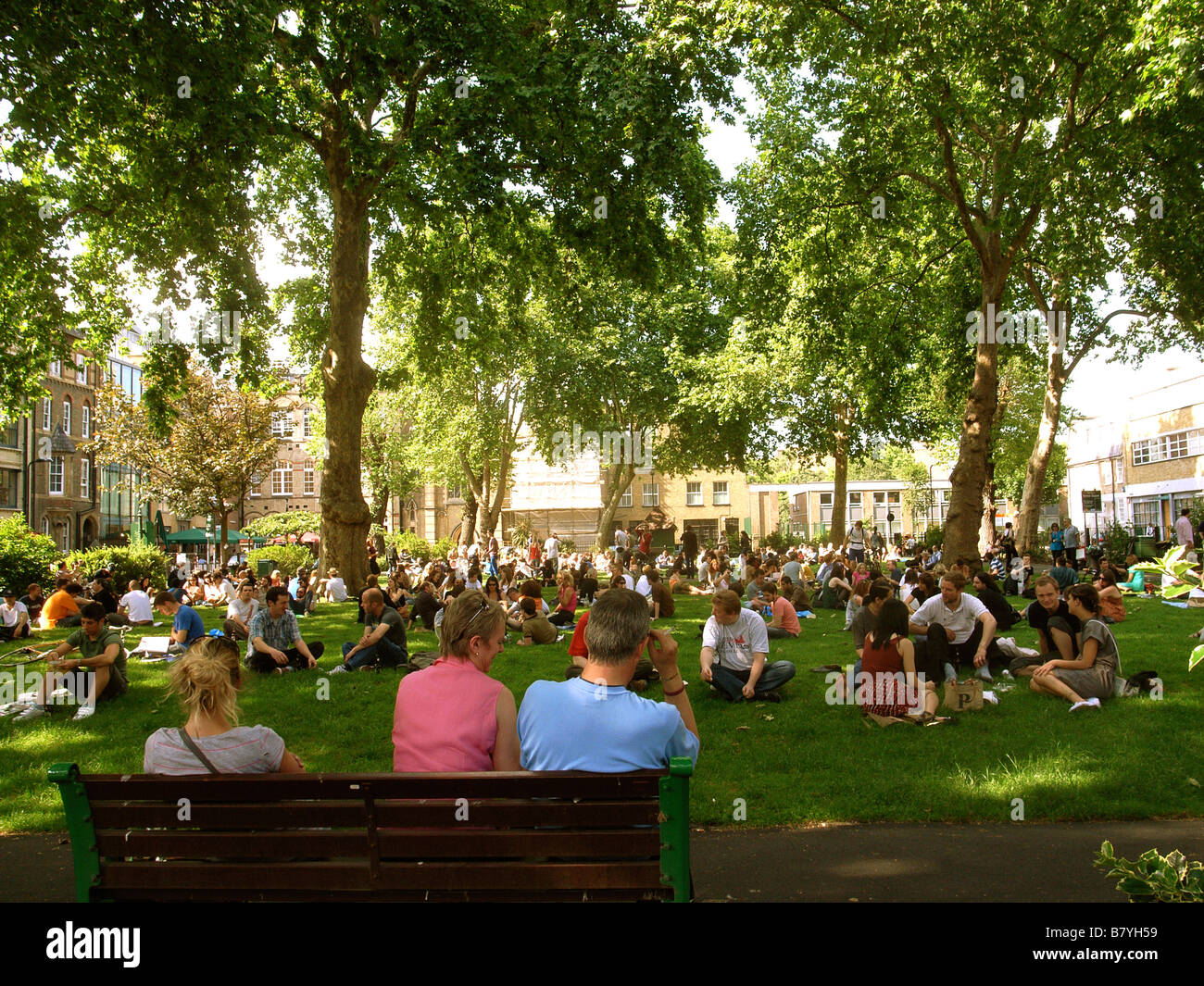 Leute sitzen in Hoxton Square, London Stockfoto