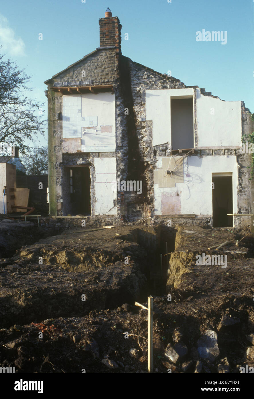 Ditcheat Somerset UK Landhaus aus Stein, die Hälfte in Bereitschaft zur Erweiterung Fundamente gegraben und sichtbar abgerissen Stockfoto