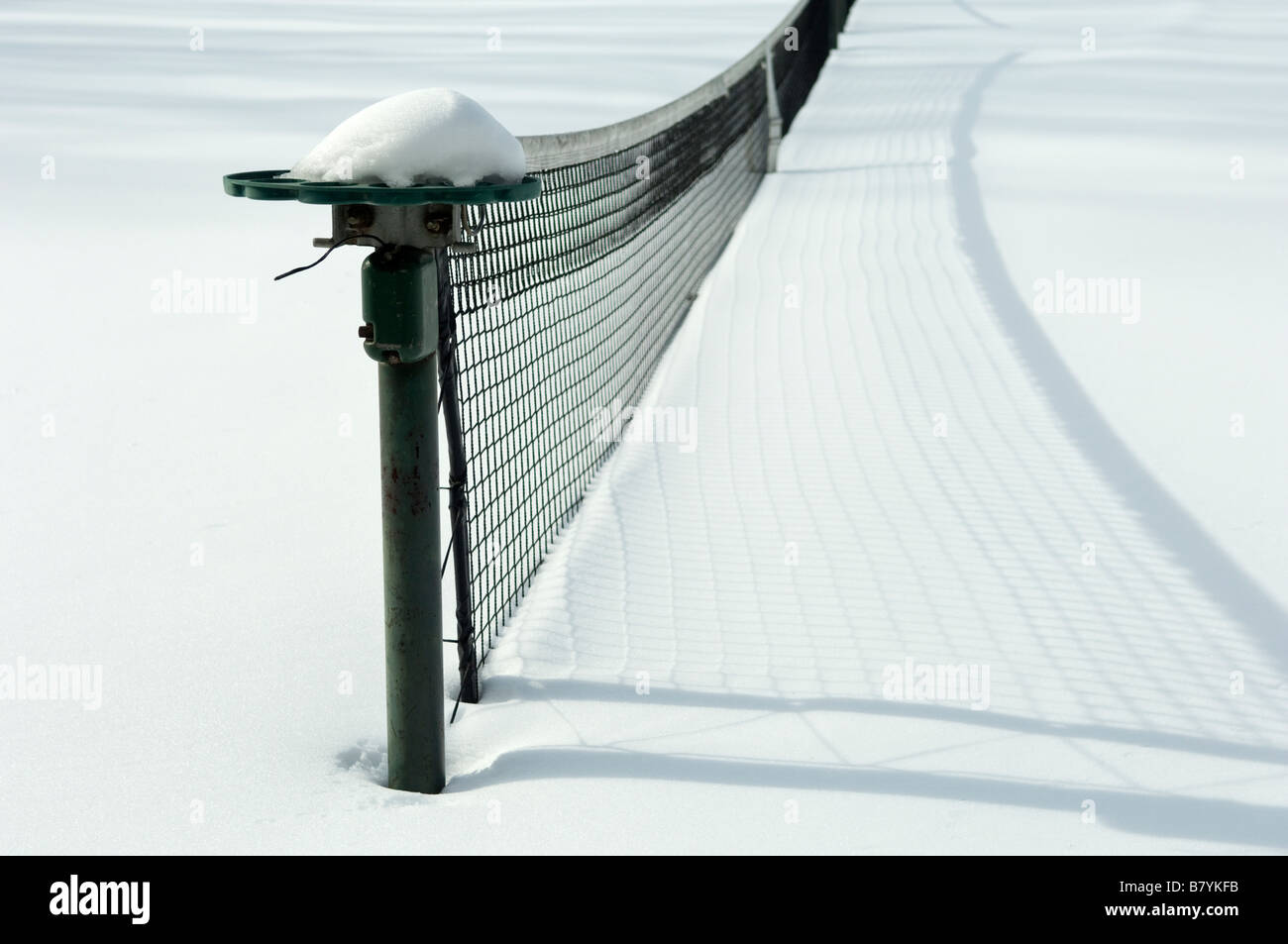 Tennis net im Schnee Stockfoto