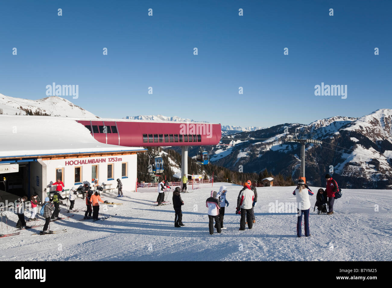 Skifahrer und Wanderer auf der Piste Schnee Neigung durch Hochalmbahn Gondelstation im Nationalpark Hohe Tauern in den österreichischen Alpen. Rauris, Österreich Stockfoto