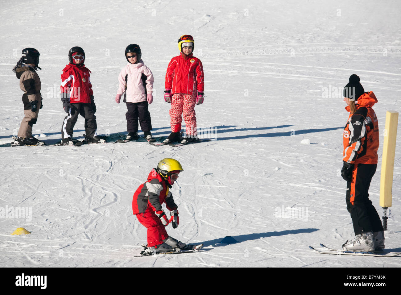 Rauris Österreich Europa.  Kinder lernen auf Schule Kindergarten Skipisten im Winterschnee Stockfoto