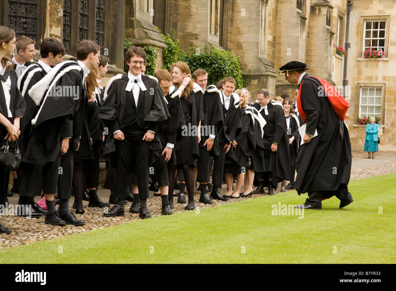 Nicht Muster, ungetrübten, schwarzen oder sehr dunklen Socken müssen von Graduanden am Abschlusstag getragen werden, macht College Master einen letzten Check Stockfoto