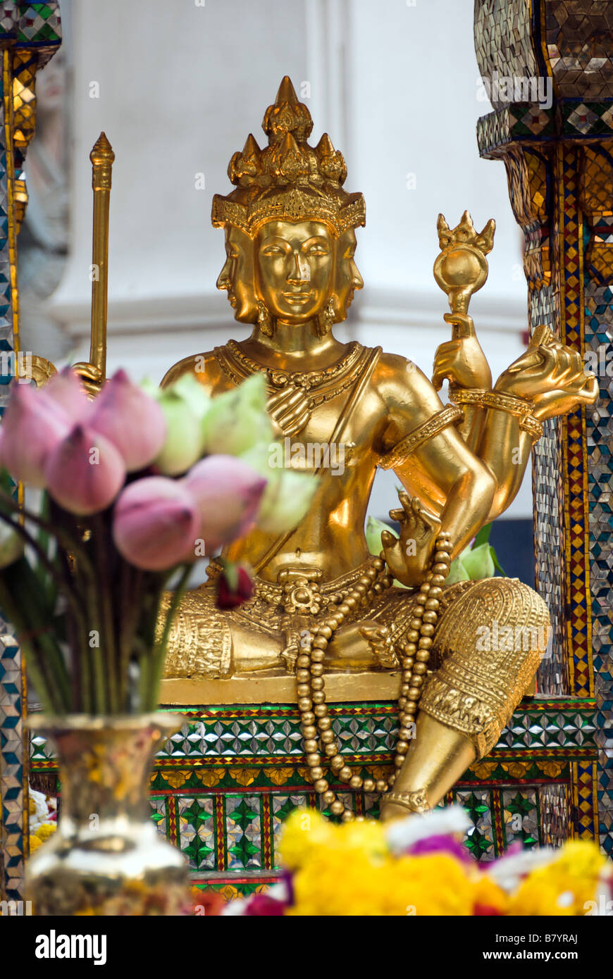 Erawan buddhistischen Schrein auf dem Vorplatz des gehobenen Erawan Einkaufszentrum Pathumwan im Stadtteil zentral Bangkok-Thailand Stockfoto