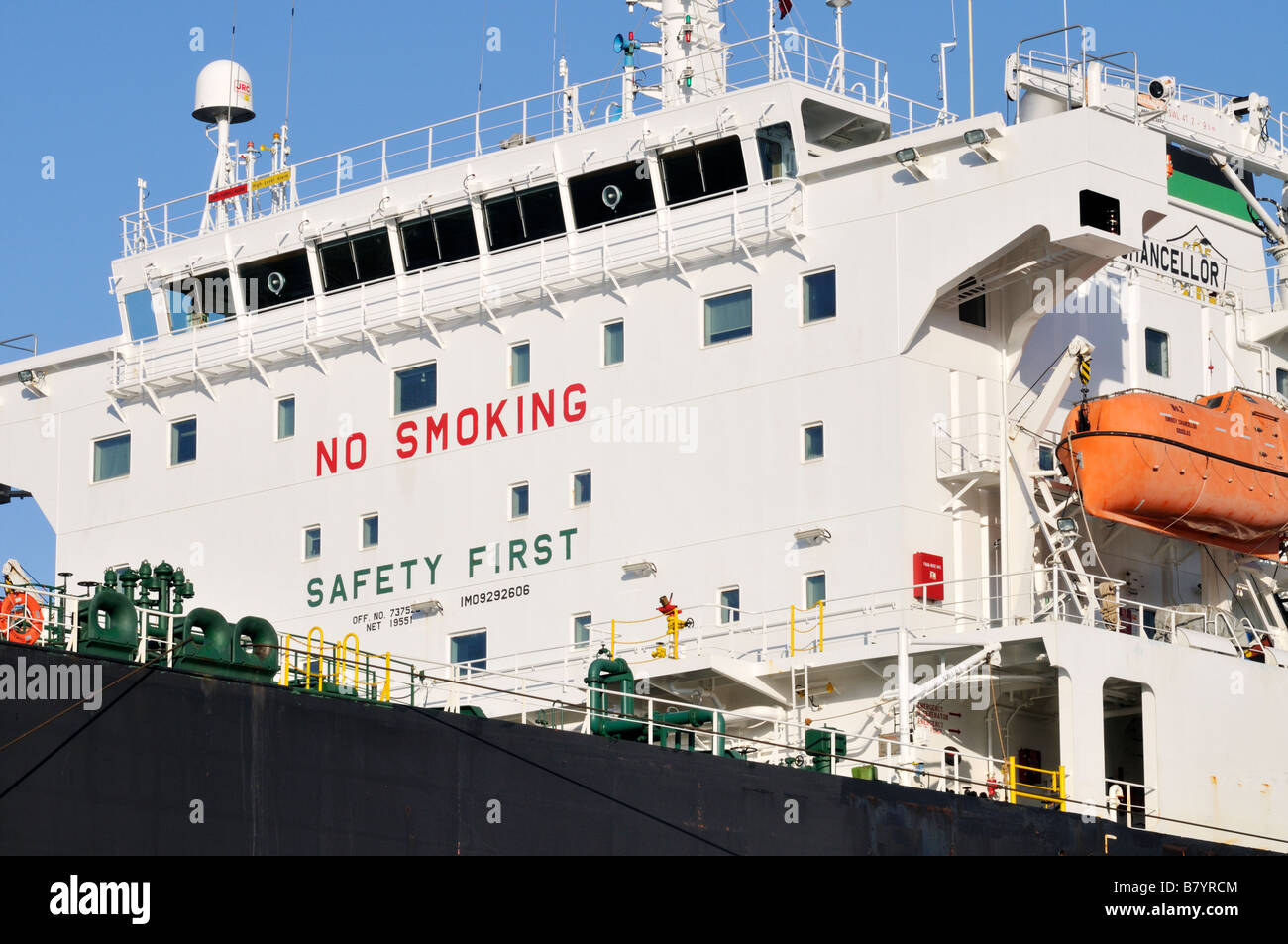 Schiffs-Brücke mit Elektronik Satelliten Kommunikation Radar Antennen Rettungsboot und kein Rauchen und Sicherheit erste Anzeichen Stockfoto