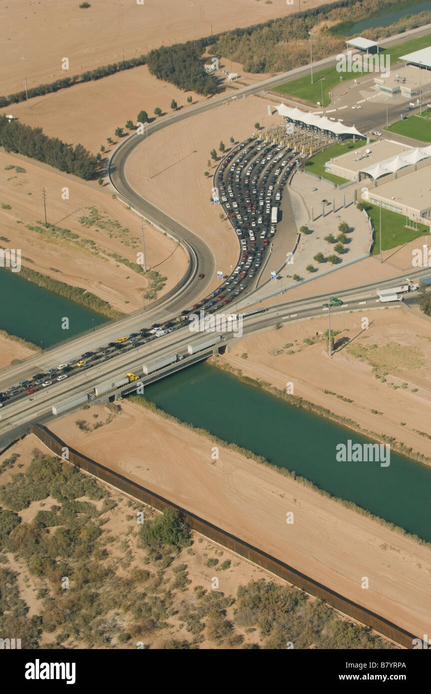 Sicherung bei Grenzübertritt aus Luft, neue Grenzzaun unten, Antenne Yuma-Arizona Stockfoto