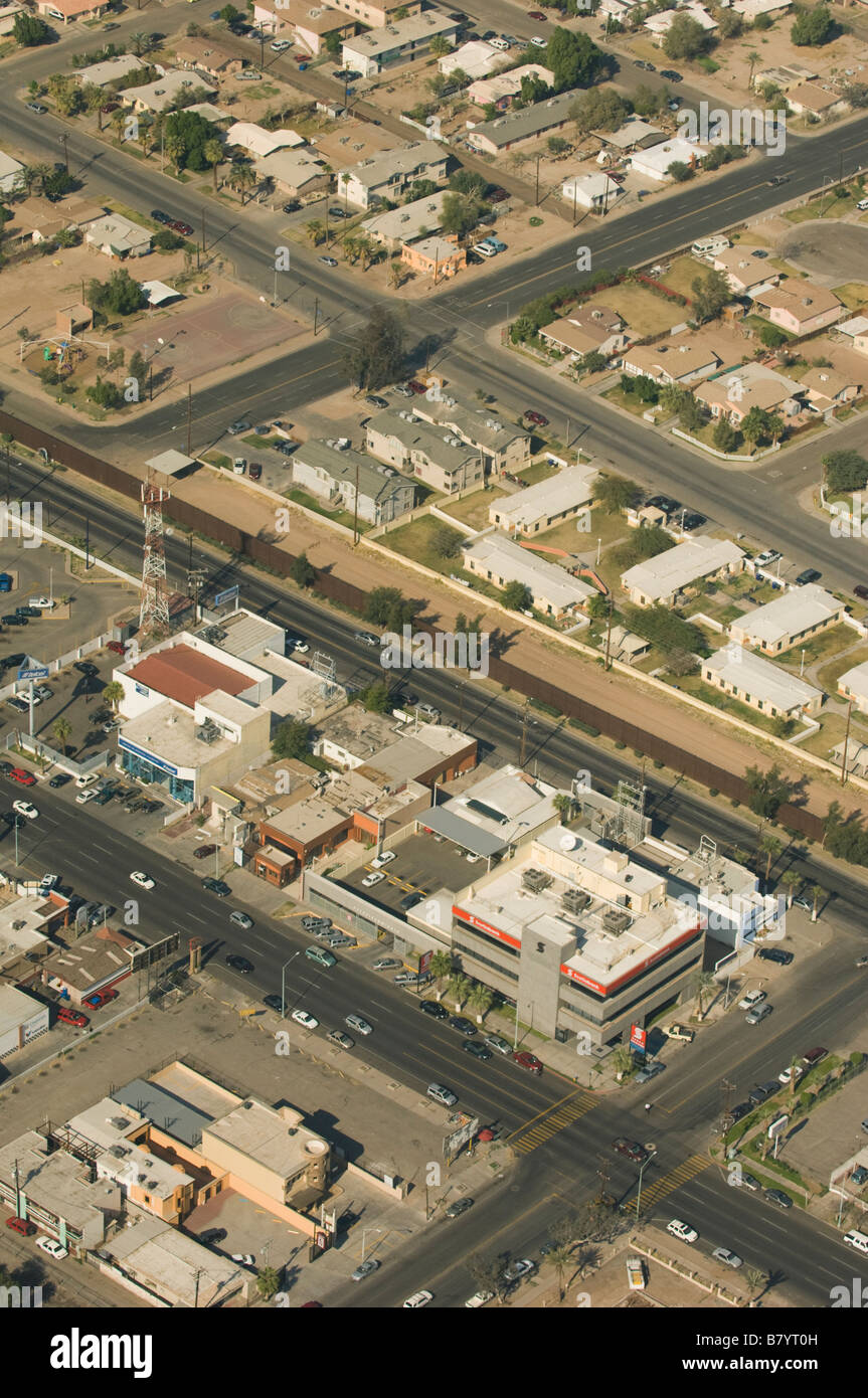 USA Mexiko Grenzzaun teilt Calexico, Kalifornien und Mexicali, Mexiko Antenne Stockfoto