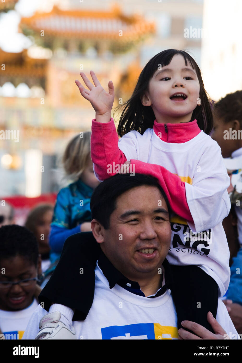 Mädchen und Papa an das chinesische Neujahr parade Stockfoto