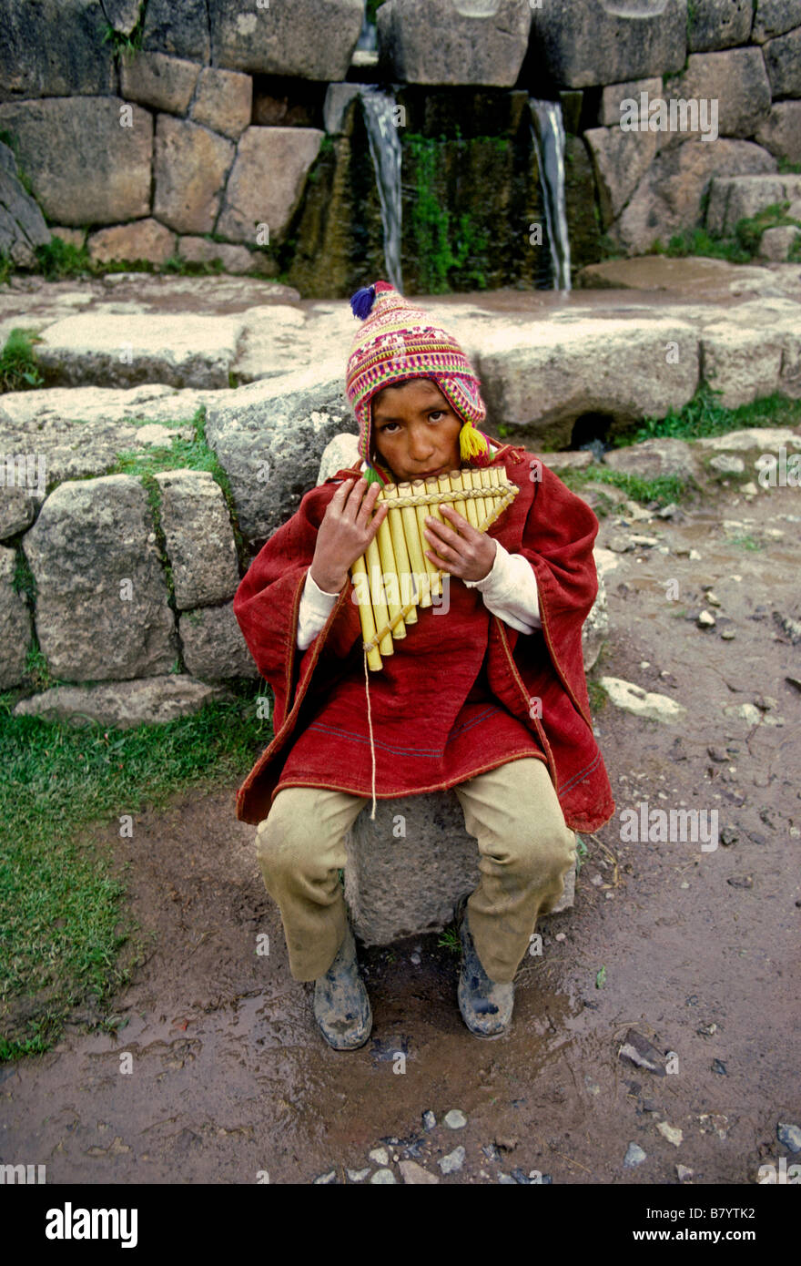 Quechua Indian Boy, Quechua Indian, Boy, Flötenspieler, Panpipes, Augenkontakt, Vorderansicht, Cuzco, Provinz Cuzco, Peru, Südamerika Stockfoto