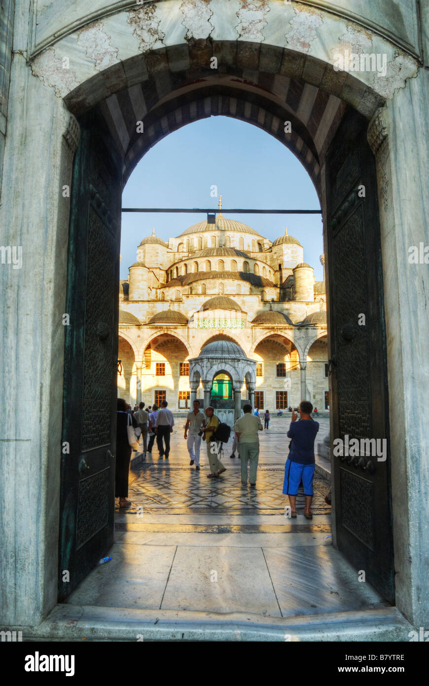 Touristen am Eingang von der blauen Moschee (Sultan Ahmet Cami)-Istanbul-Türkei Stockfoto