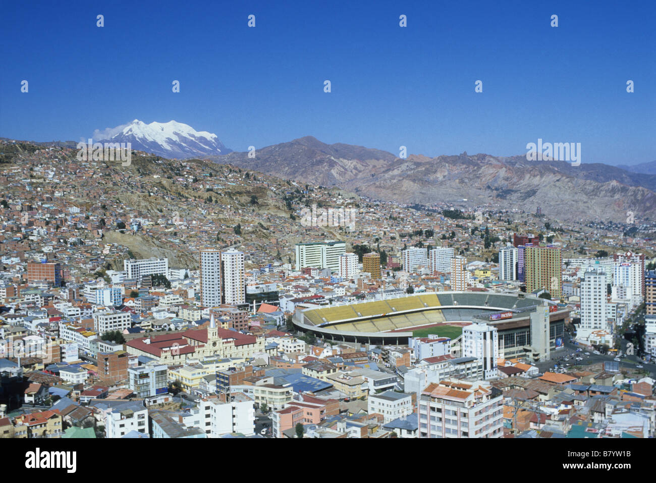 Blick über Miraflores, Hernando Siles Olympiastadion und den Illimani vom Aussichtspunkt Killi Killi, La Paz, Bolivien Stockfoto