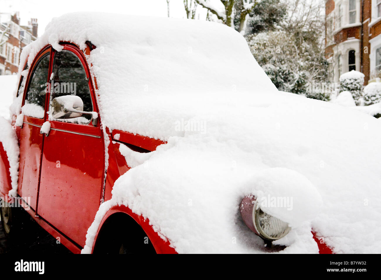 Schneebedeckte Citroen 2CV London UK Europe Stockfoto