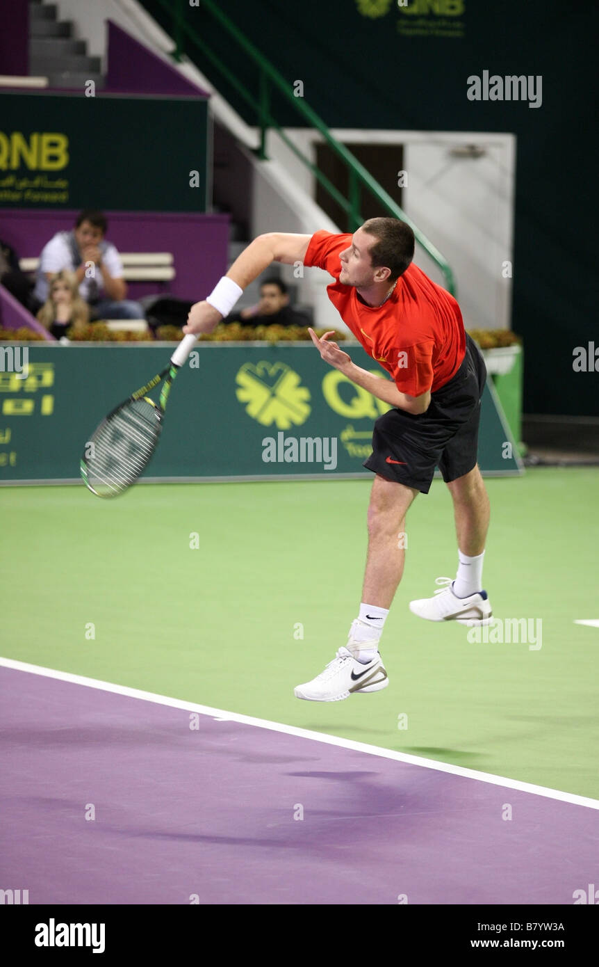 Karol Beck Slowakei dienen gegen Rafael Nadal bei den Qatar Open 7. Januar 2009 Stockfoto