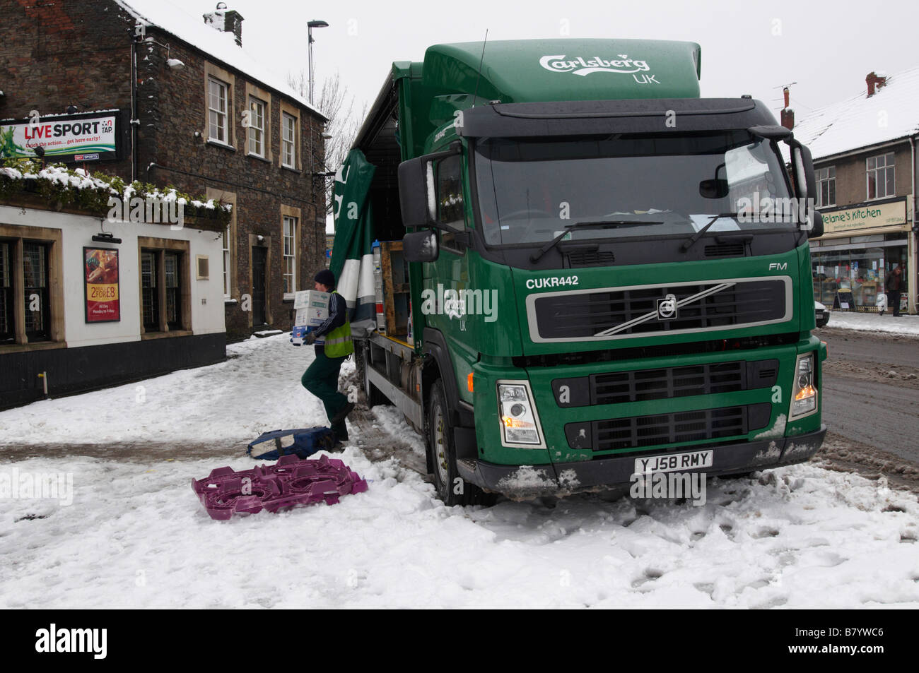 Carlsberg LKW Lieferwagen zu einem lokalen Pub in Downend Bristol im Schnee winter Stockfoto
