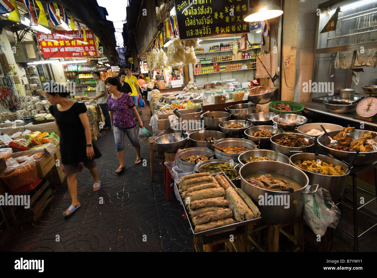 Chinesische thailändische Garküche Verkauf von frisch zubereiteten Speisen zum Mitnehmen Trok Issaranuphap Markt Gasse - Chinatown Bangkok Stockfoto