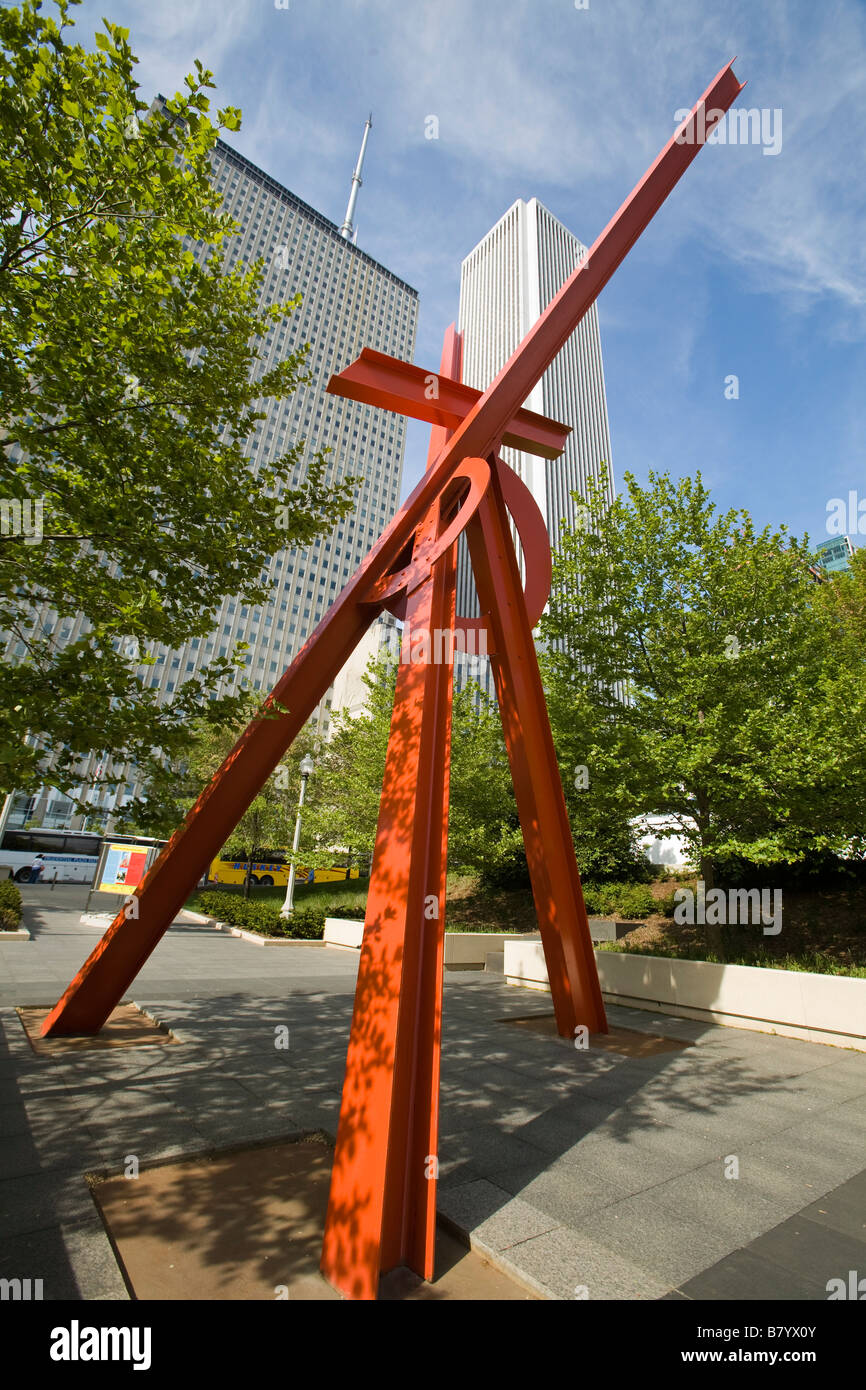 ILLINOIS Chicago Modern orange Metall-Skulptur von Marc di Suveros im Millennium Park Plaza-Bereich Stockfoto