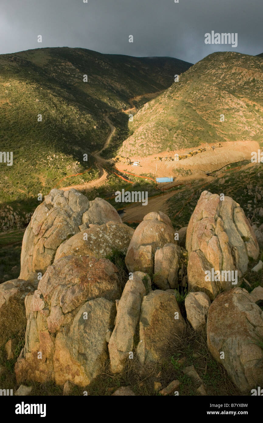 Otay Mountain Wilderness, Bau der Grenze Zufahrtsstraße, die Wildnis, California halbiert Stockfoto