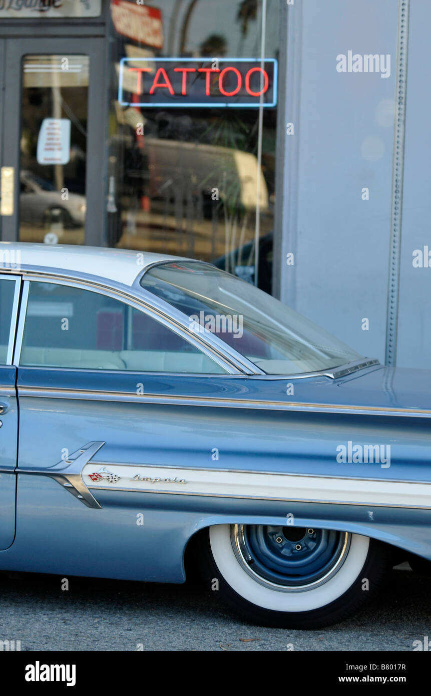 Amerikanische Oldtimer, Cadillac, parkten außerhalb ein Tattoo-Studio in Los Angeles, Kalifornien Stockfoto