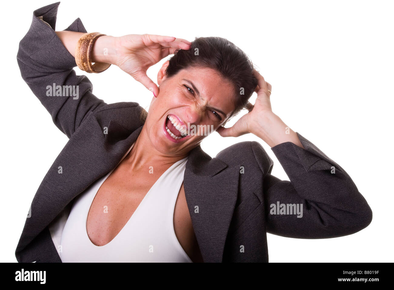 eine gestresste Geschäftsfrau schrie sehr laut isoliert auf weiss Stockfoto