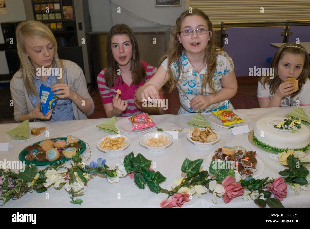 Kann Queens und anderen Mädchen entspannen und Essen Snacks auf Party nach Mai Königin Prozession und Krönung, Süd-Ost-London Stockfoto