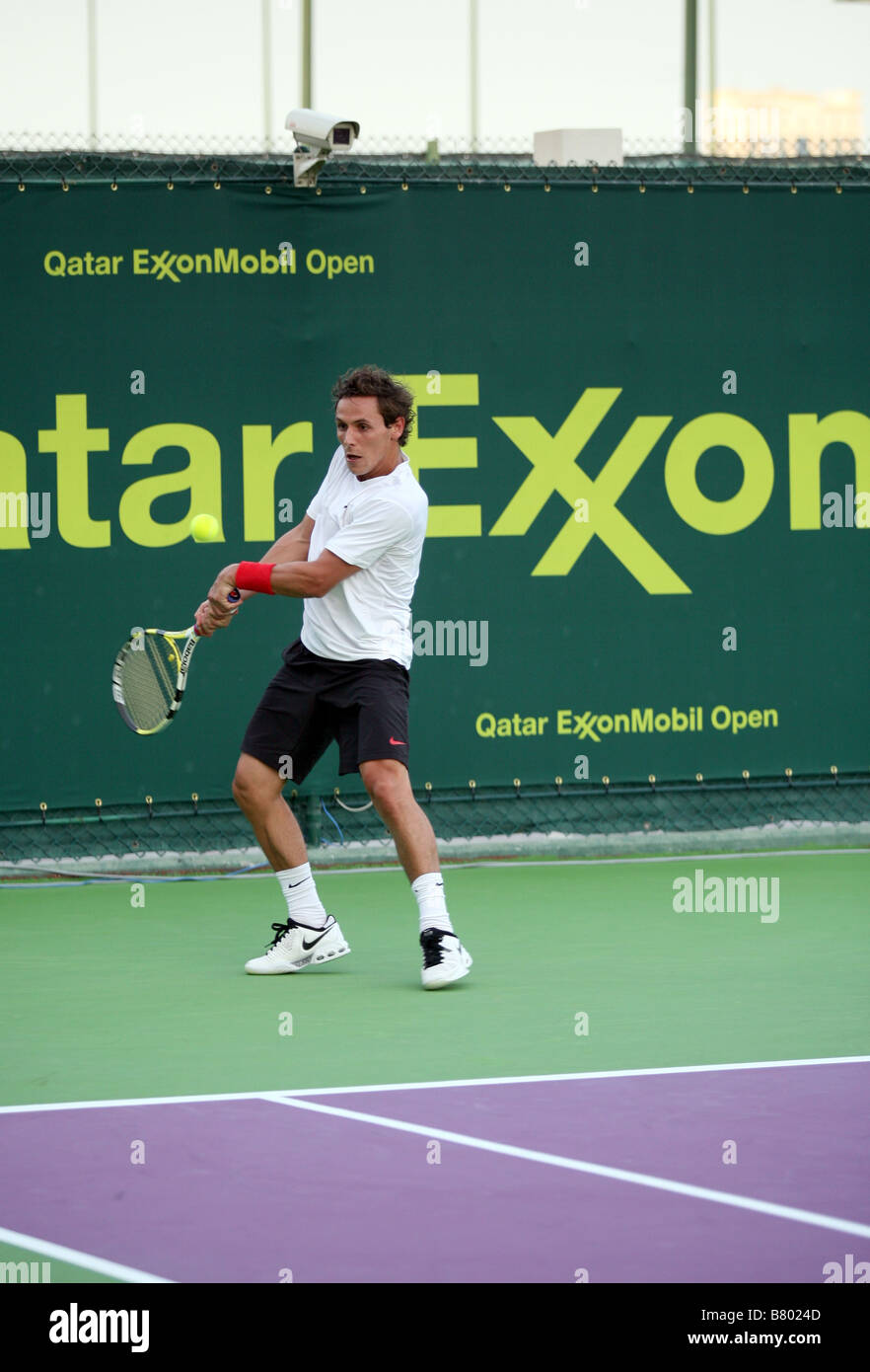 Nicolas Devilder in Aktion gegen den Franzosen Gael Monfils bei den Qatar Open in Doha Kerl 7. Januar 2009 Stockfoto