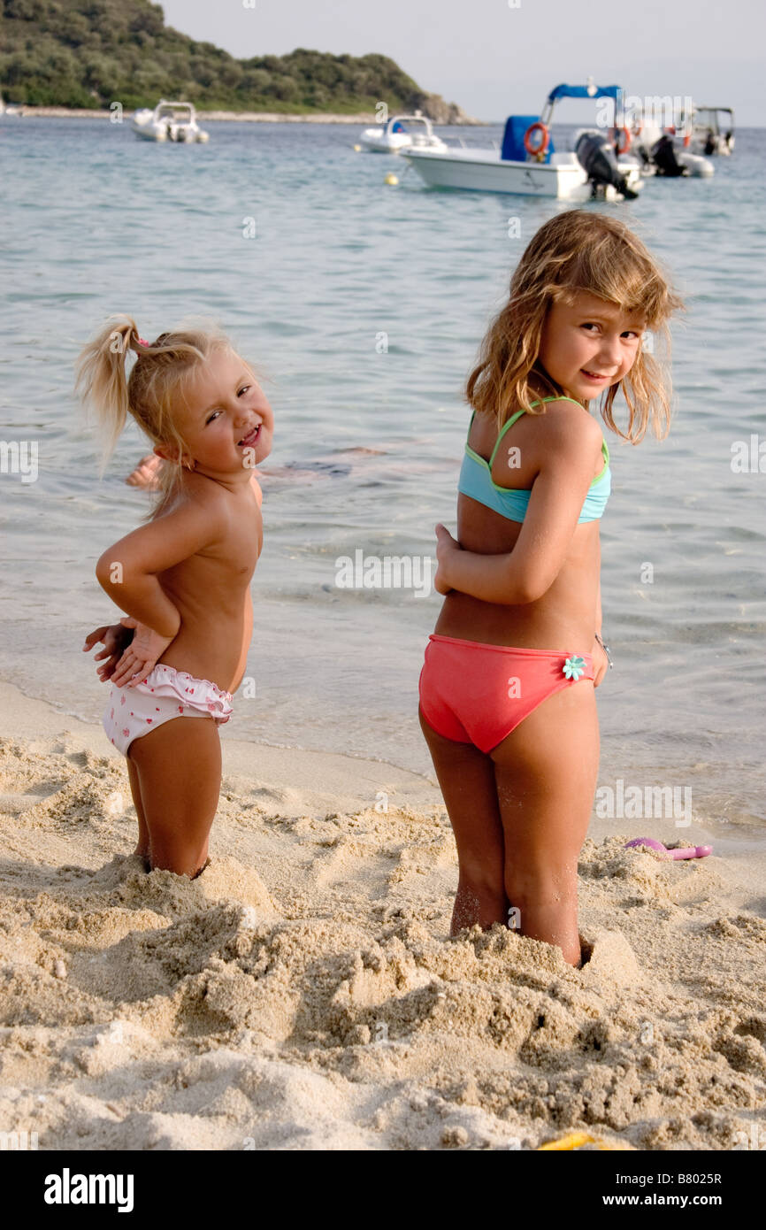 paar kleine mädchen spaß am strand stockfotografie alamy