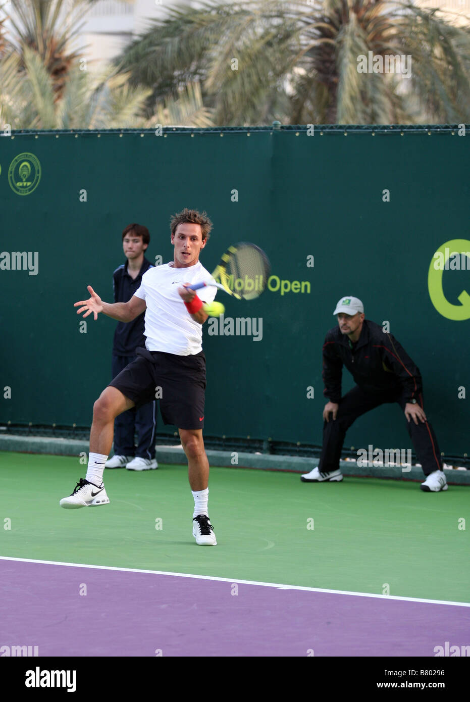 Nicolas Devilder in Aktion gegen den Franzosen Gael Monfils bei den Qatar Open in Doha Kerl 7. Januar 2009 Stockfoto