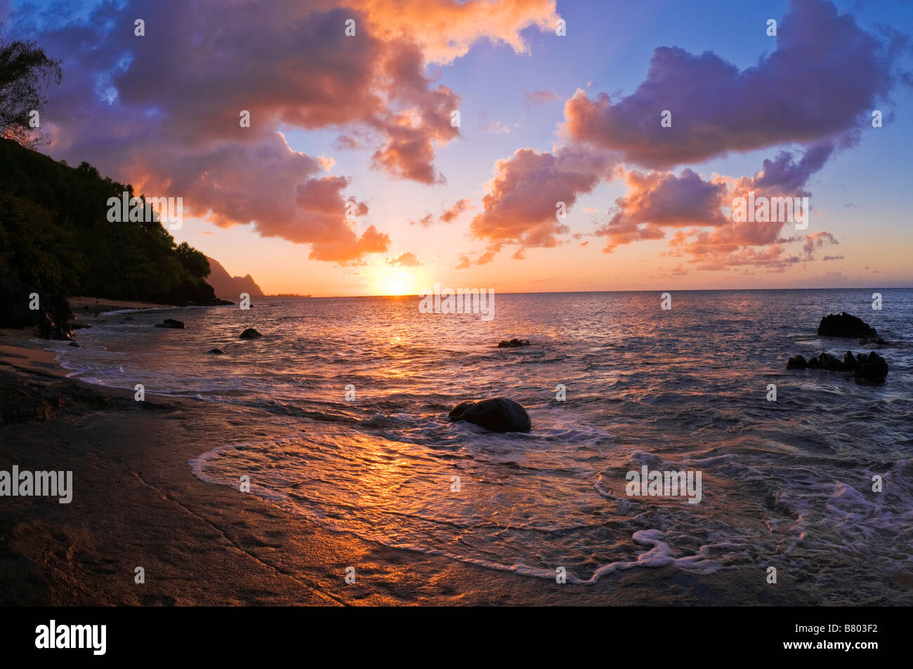 Sonnenuntergang und die Na Pali Coast von Hideaways Strand Insel Kauai Hawaii Stockfoto