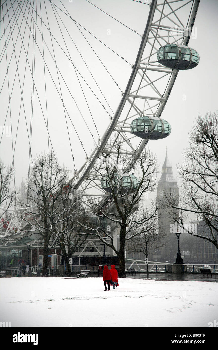 Kinder spielen im Schnee vor dem London eye Stockfoto