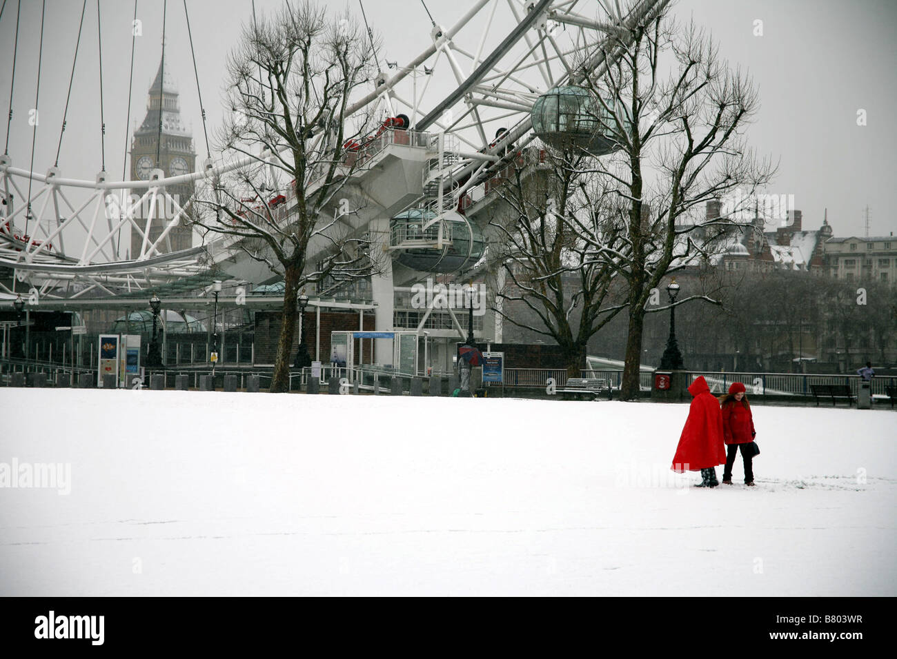 Kinder spielen im Schnee vor dem London eye Stockfoto