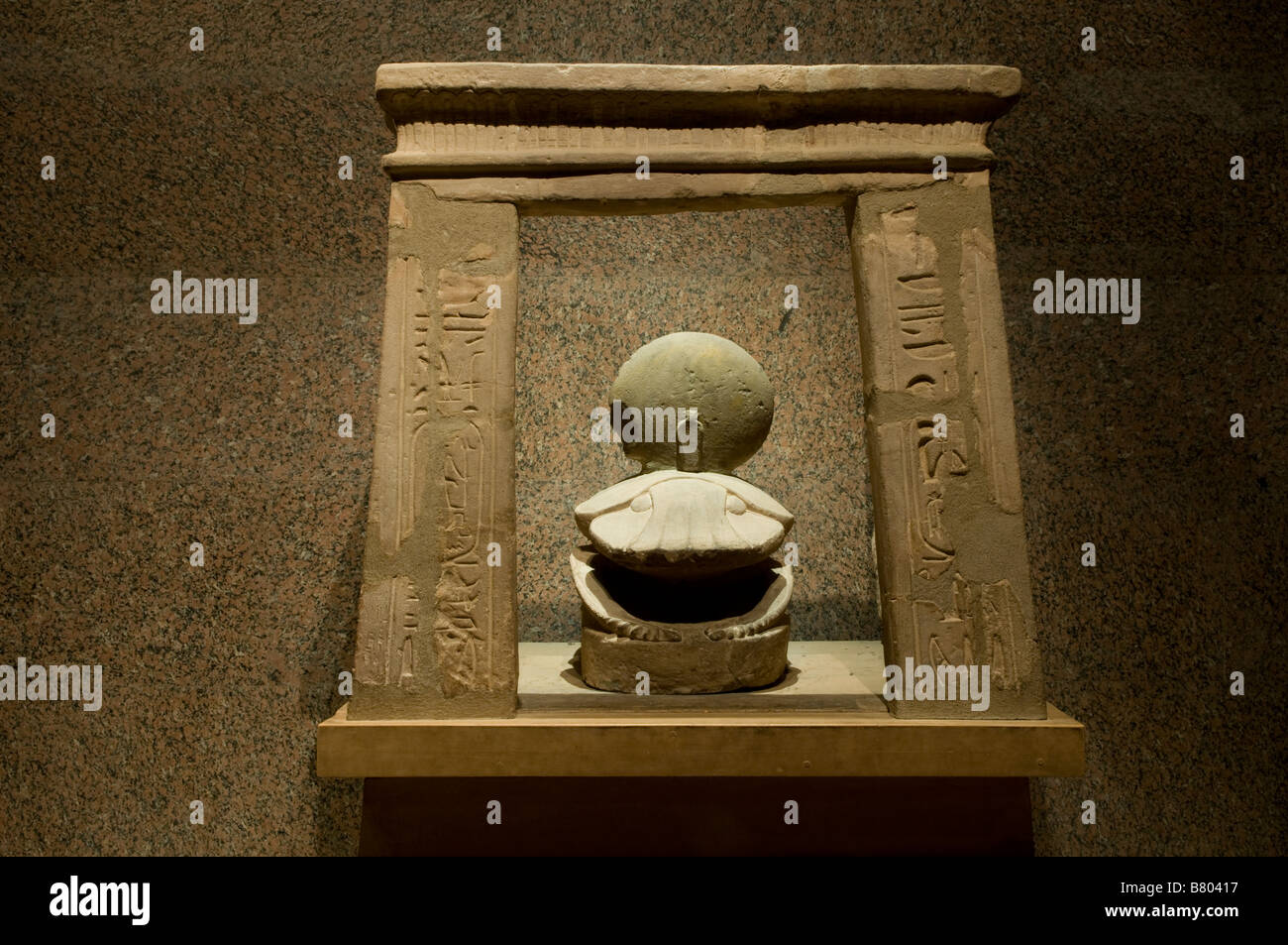 Khepri, der heilige Käfer, der Re über den Horizont schiebt jede Morgendämmerung mit Sonnenscheibe und Uraeus im nubischen Museum in Assuan Ägypten angezeigt Stockfoto