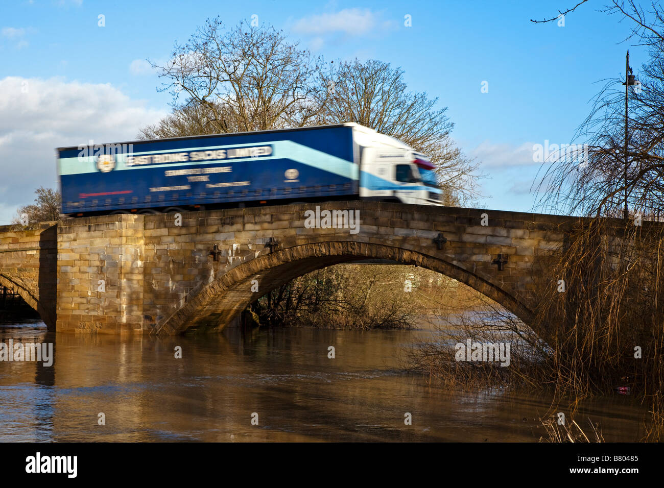Schwerlastverkehr auf der schmalen Brücke über den Fluss Derwent Stamford Bridge East Yorkshire Stockfoto