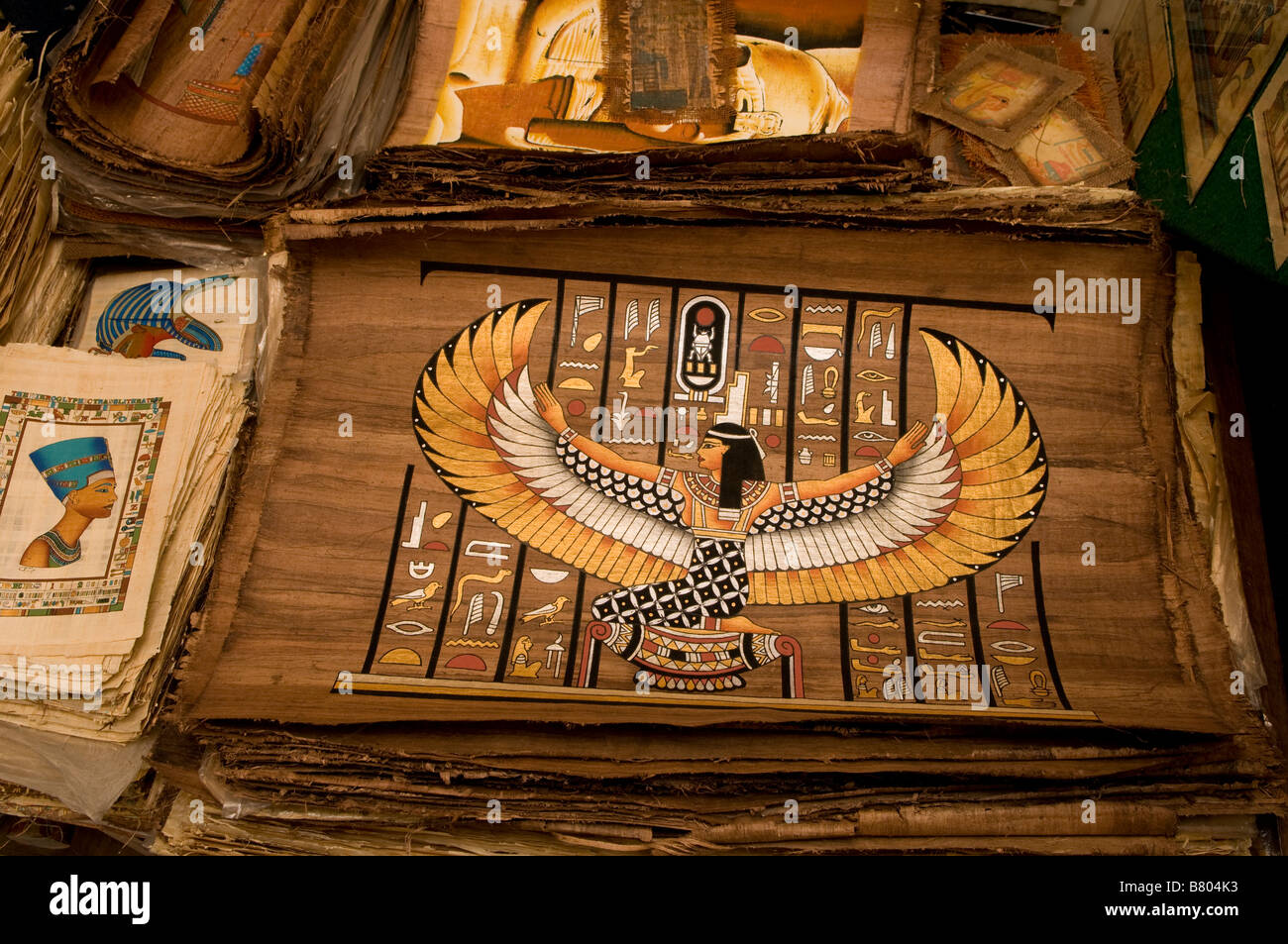 Papyrus Handschriften und Gemälden "Replik" für den Verkauf in einem Souvenirshop im Khan el-Khalili einen großen Souk in der Altstadt von Islamischen Kairo Ägypten Stockfoto