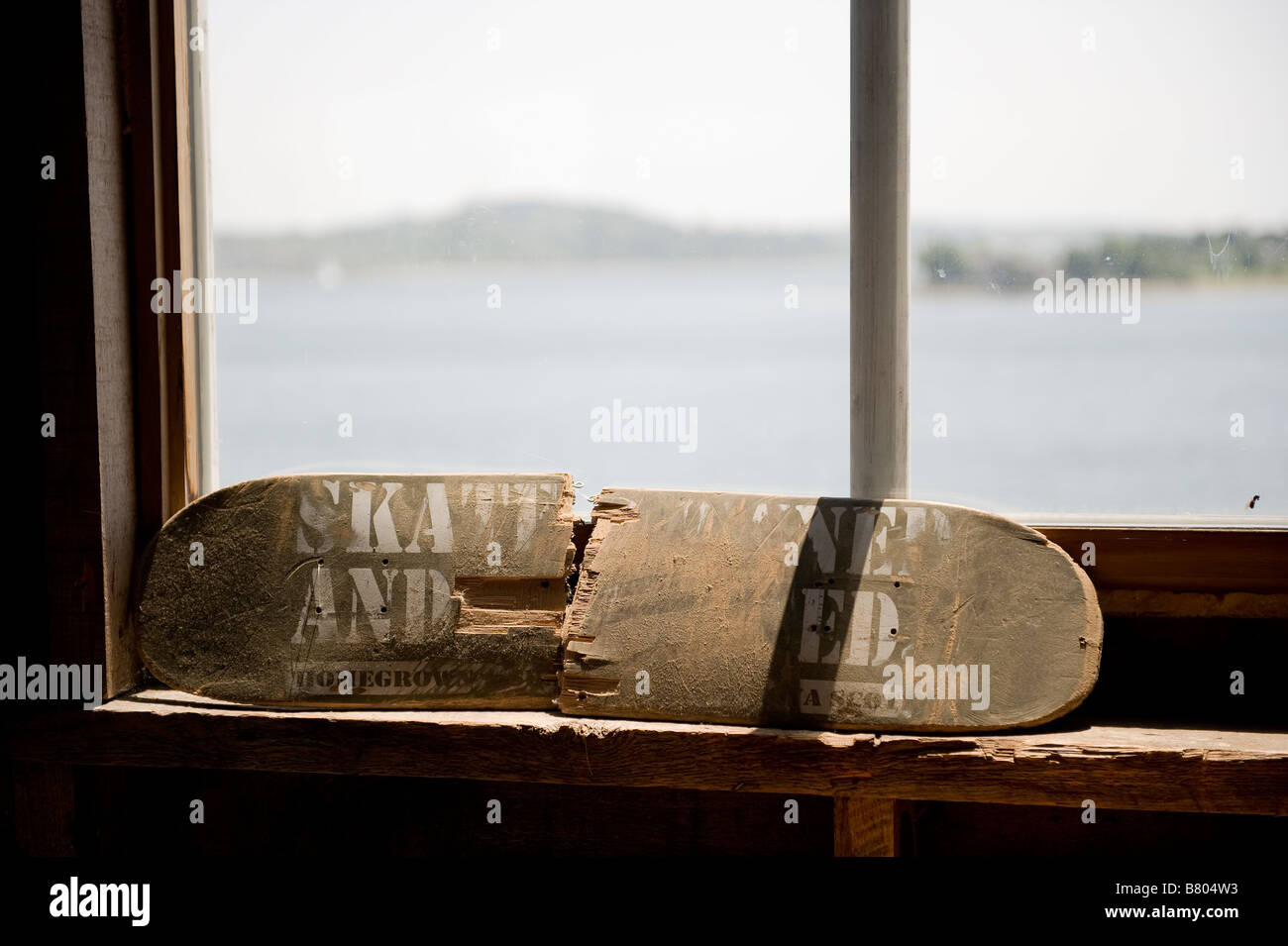 Foto eines Vintage Skateboard in einer lokalen Skatespot. Stockfoto